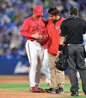 　５回、山本の打球が直撃しベンチへ引き揚げる２番手・高橋（左）＝撮影・開出牧