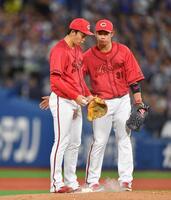 　２回、蝦名に右前２点適時打を打たれた常広（左）。右は一塁手の坂倉（撮影・開出牧）