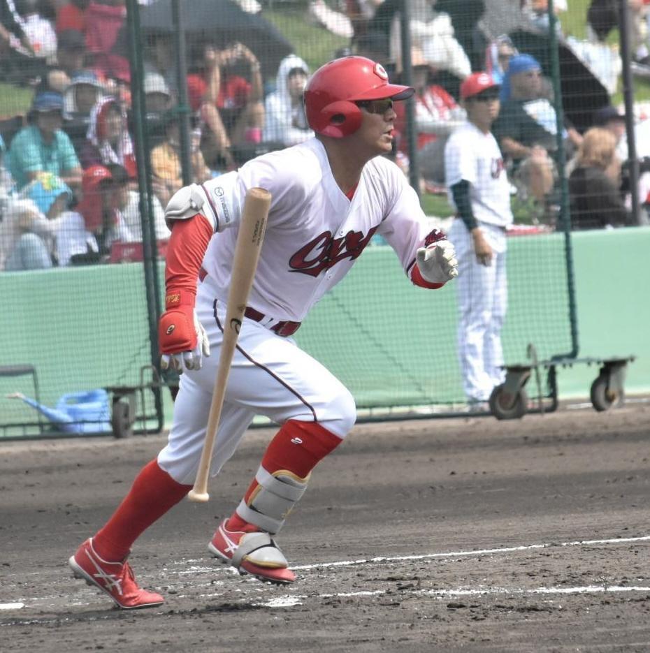 　２回、右翼線への二塁打を放つ田中