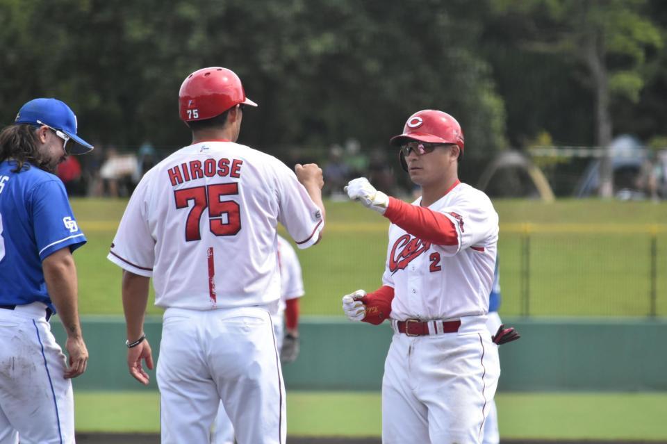 　４回、中前適時打を放ち広瀬コーチとグータッチを交わす田中