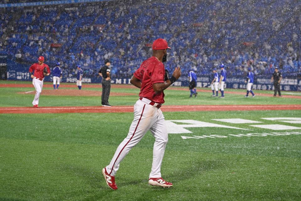 　８回、雨で試合が中断しベンチへ引き揚げるファビアン（手前）ら広島ナイン（撮影・開出牧）