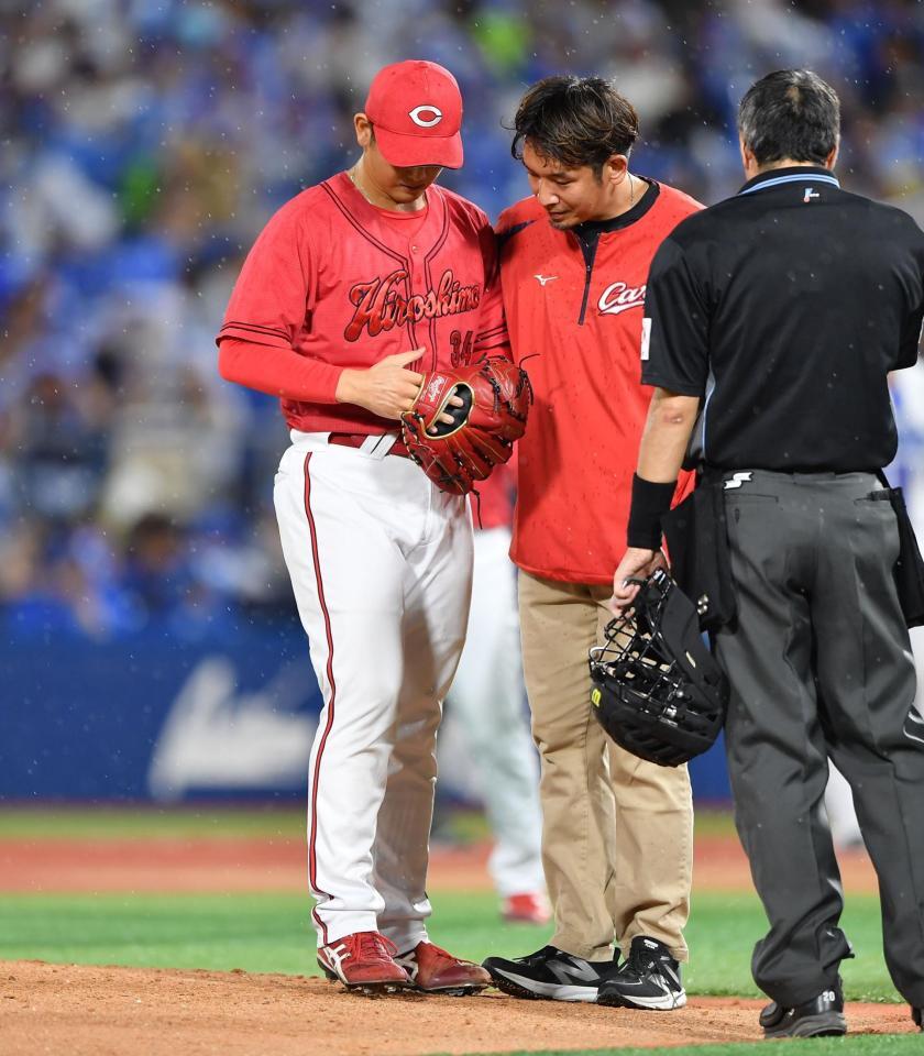 　５回、山本の打球が直撃しベンチへ引き揚げる２番手・高橋（左）＝撮影・開出牧