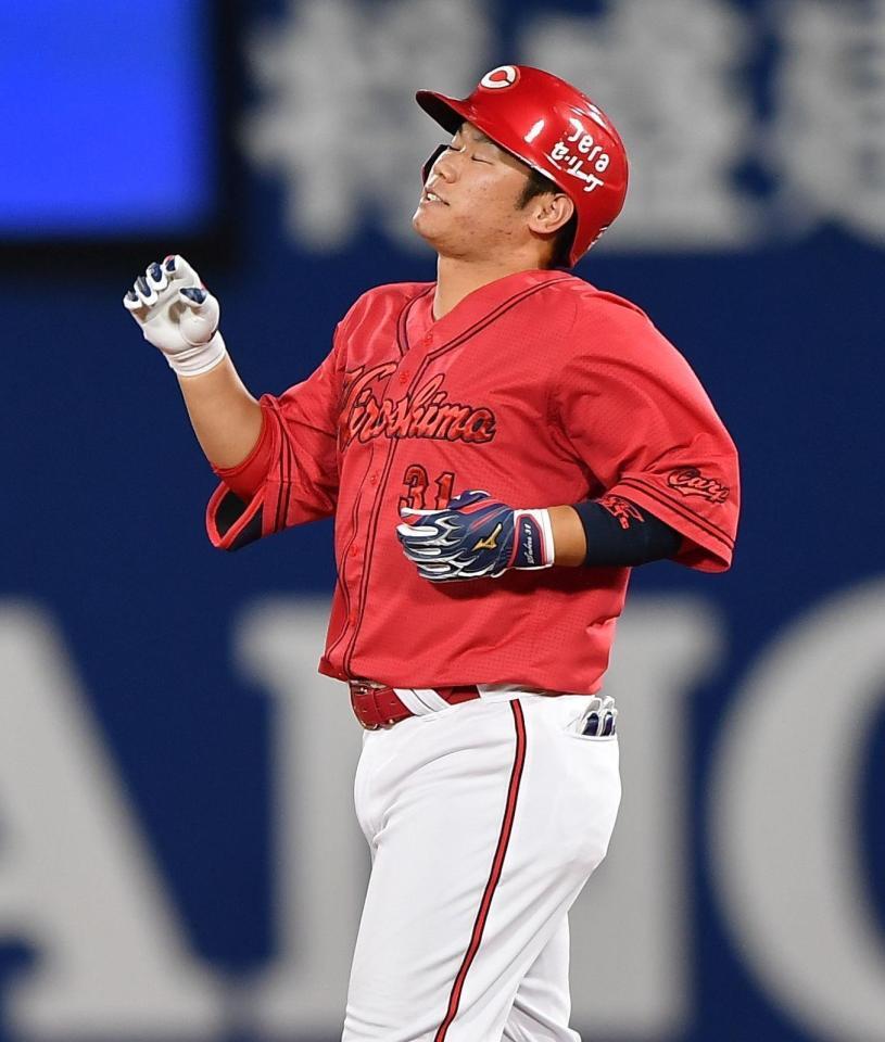 　４回、左飛に倒れ悔しがる坂倉（撮影・開出牧）