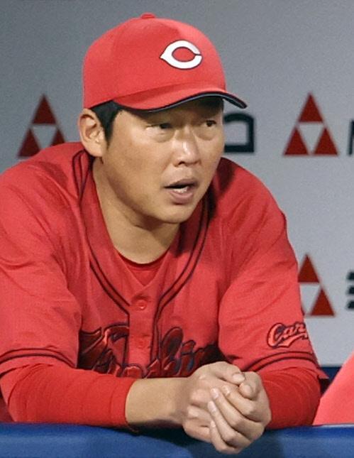 　２回、試合を見つめる新井監督