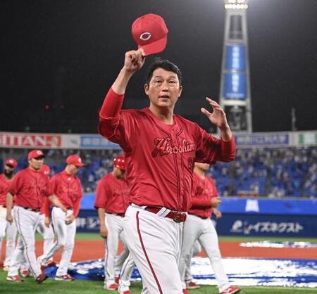 　試合後のあいさつを終えファンの声援に応える新井監督（撮影・開出牧）