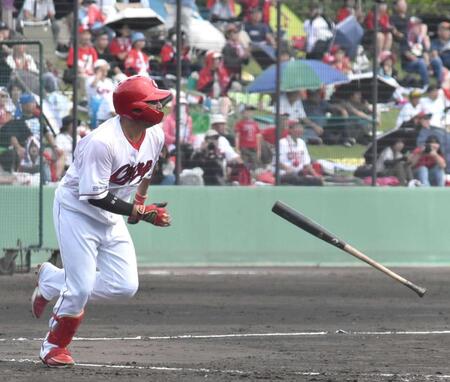 　４回、右中間への適時二塁打を放つ松山（撮影・高橋涼太朗）