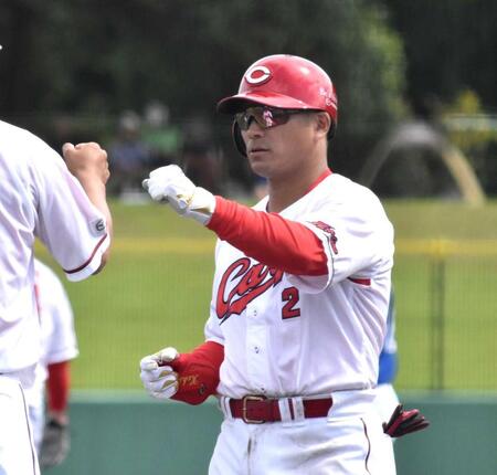 　４回、適時打を放ちタッチを交わす田中