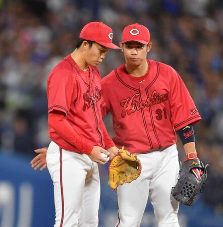 　２回、ＤｅＮＡ打線につかまり、坂倉（右）から声をかけられる常広