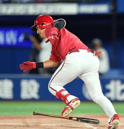 　４回、内野安打を放つ佐々木（撮影・開出牧）