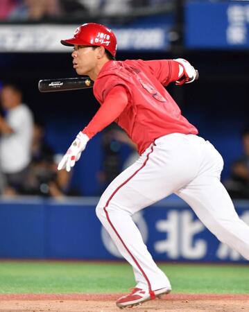 　ＤｅＮＡ戦の５回、中前適時打を放つ代打・秋山＝２１日