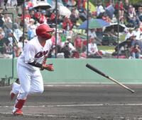 　４回、右中間への適時二塁打を放つ松山（撮影・高橋涼太朗）