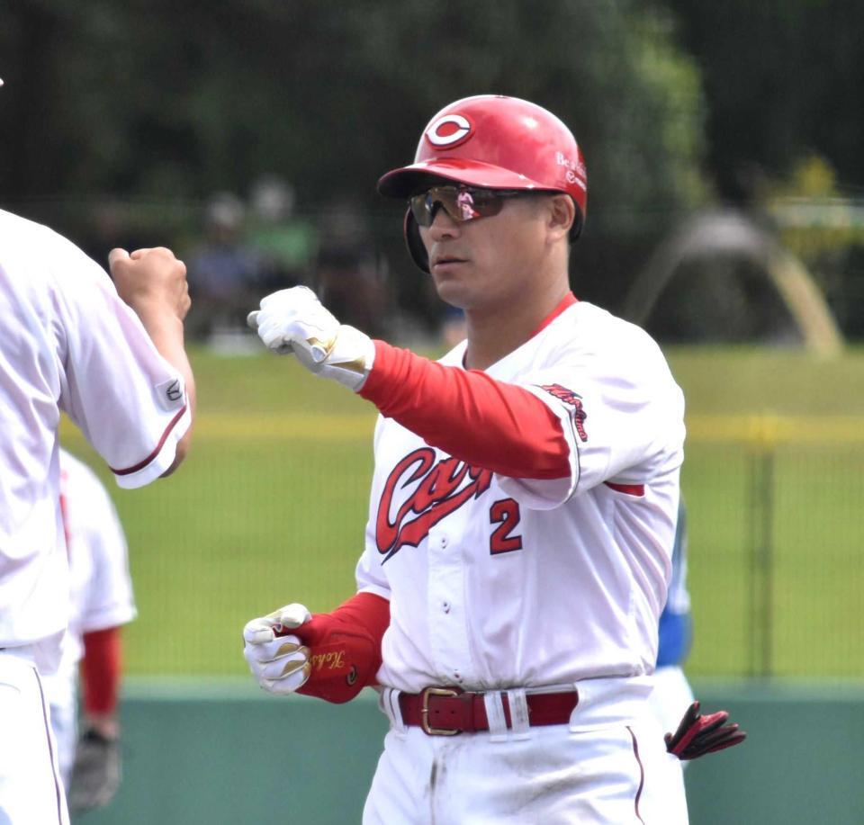 　４回、適時打を放ちタッチを交わす田中