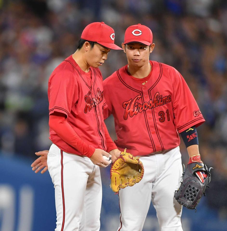 　２回、ＤｅＮＡ打線につかまり、坂倉（右）から声をかけられる常広