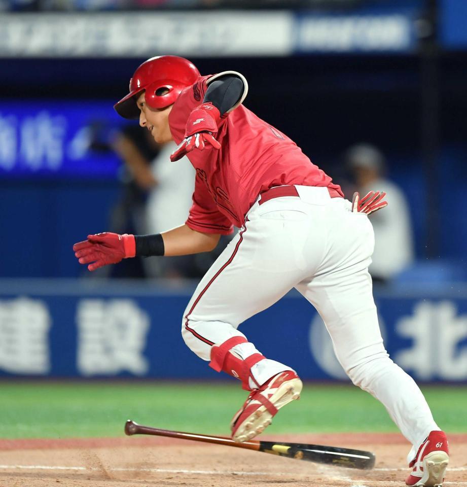 　４回、内野安打を放つ佐々木（撮影・開出牧）