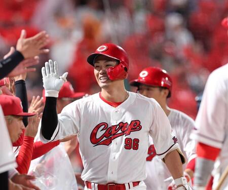 　２回、左越え２ランを放ち、タッチを交わす中村奨（撮影・市尻達拡）