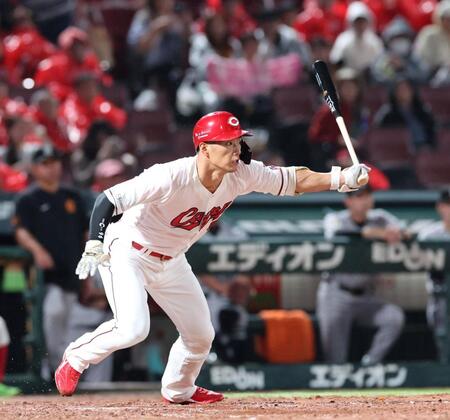 　５回、投手強襲の内野安打を放つ中村奨（撮影・市尻達拡）