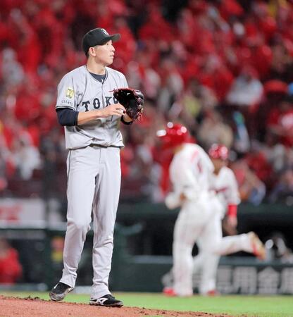 　２回、中村奨（奥）に２ランを許した戸郷