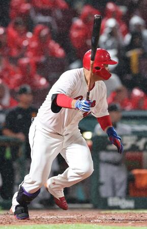 　４回、左前打を放つ林（撮影・市尻達拡）