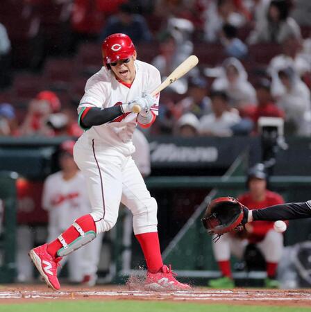 　１回、死球を受ける小園