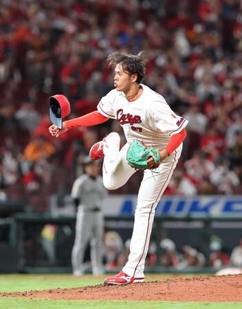 　プロ初登板で、１回無安打無失点と好投する菊地（撮影・市尻達拡）