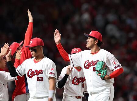 【写真】なんぼなんでも伸ばしすぎw2mの菊地ハルンに合わせて右手を上げる小園