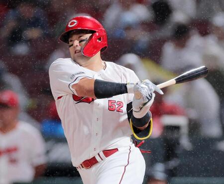 　１回、先制の２点二塁打を放つ末包