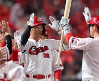 　２回、左越え２ランを放ち、ポーズを決める中村奨（撮影・市尻達拡）