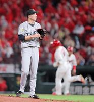 　２回、中村奨（奥）に２ランを許した戸郷