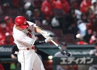 　２回、左越え２ランを放つ中村奨（撮影・市尻達拡）