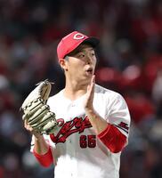 　６回のピンチをしのぎ、グラブをたたく玉村（撮影・市尻達拡）