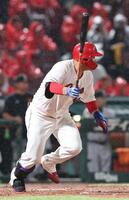 　４回、左前打を放つ林（撮影・市尻達拡）