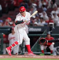 　１回、死球を受ける小園