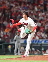 　プロ初登板で、１回無安打無失点と好投する菊地（撮影・市尻達拡）