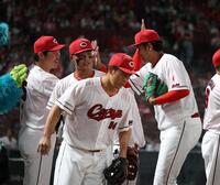 　プロデビューを１回無失点で終え菊地とタッチを交わす新井監督（撮影・市尻達拡）