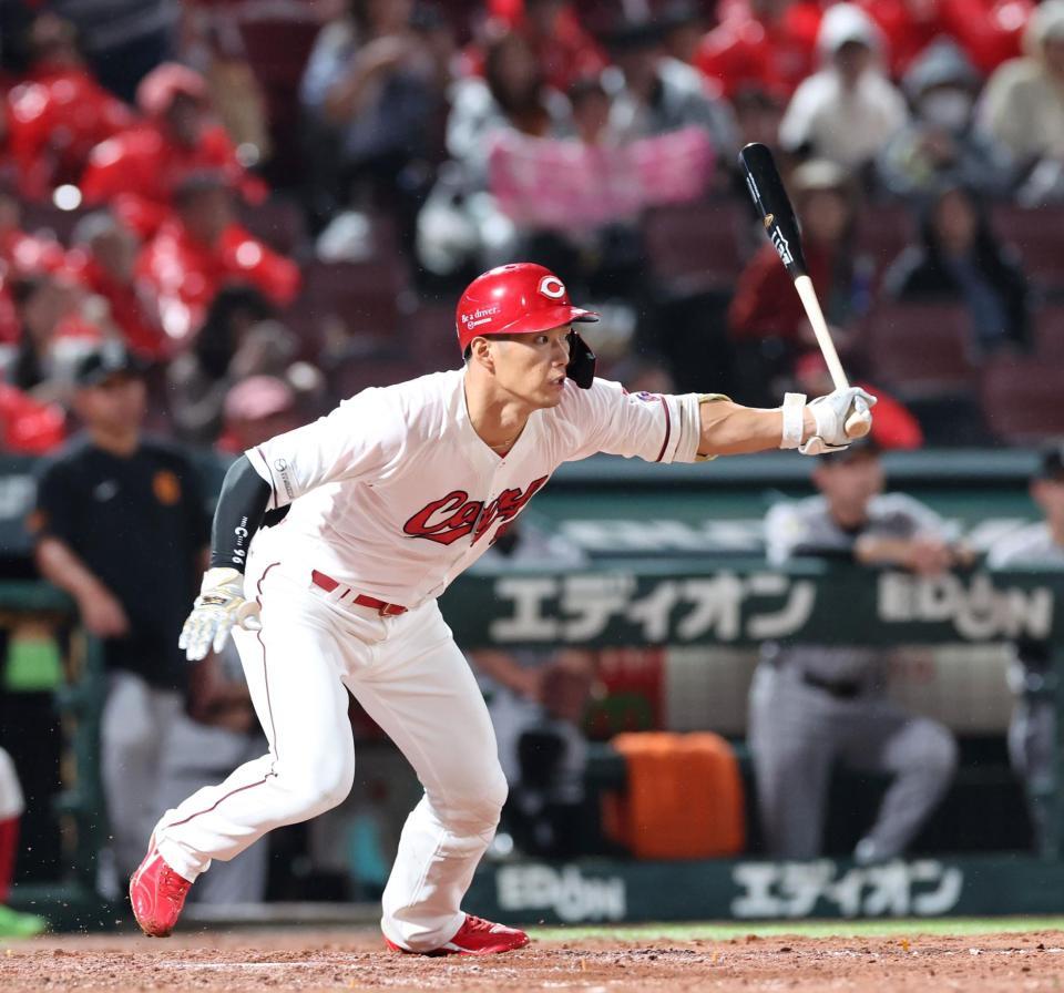 　５回、投手強襲の内野安打を放つ中村奨（撮影・市尻達拡）