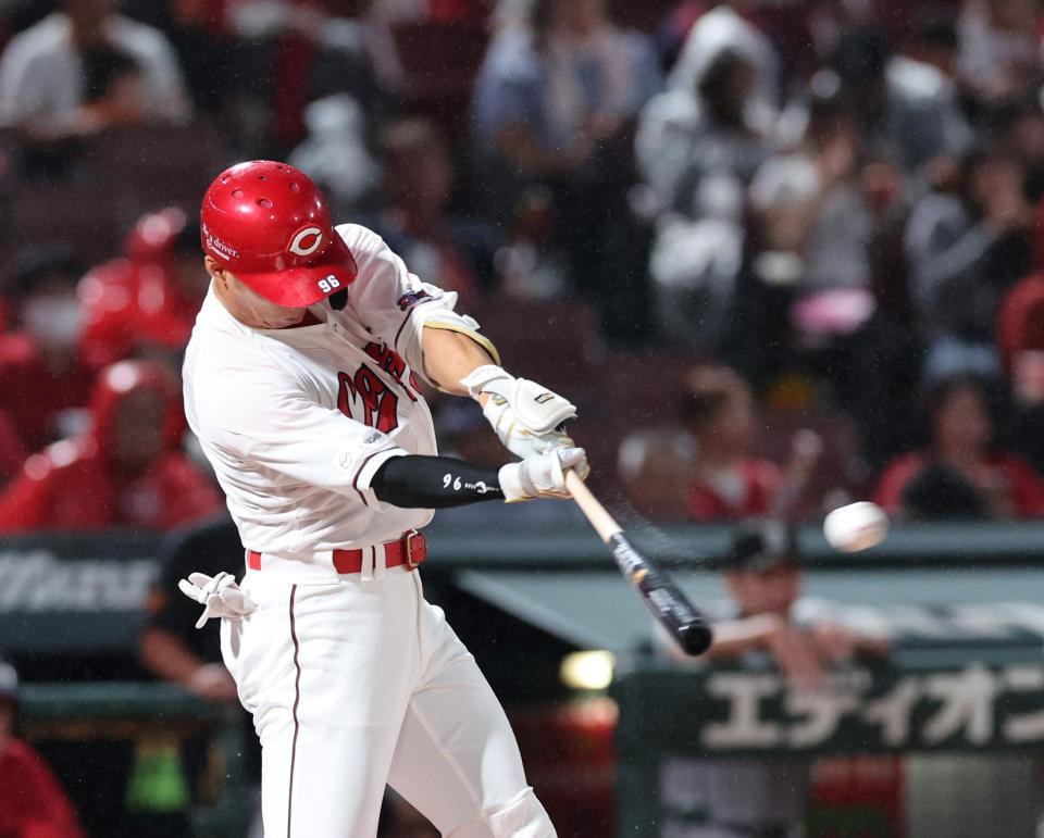 　１回、左翼線への二塁打を放つ中村奨（撮影・市尻達拡）