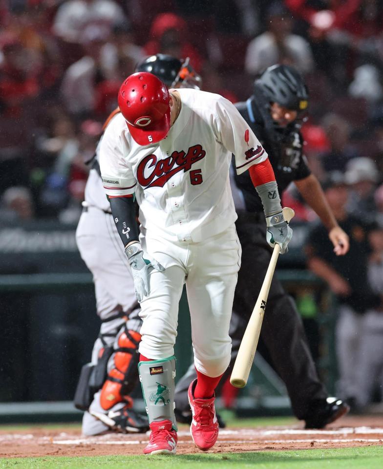 　１回、右太ももへ死球に、痛がる小園（撮影・市尻達拡）