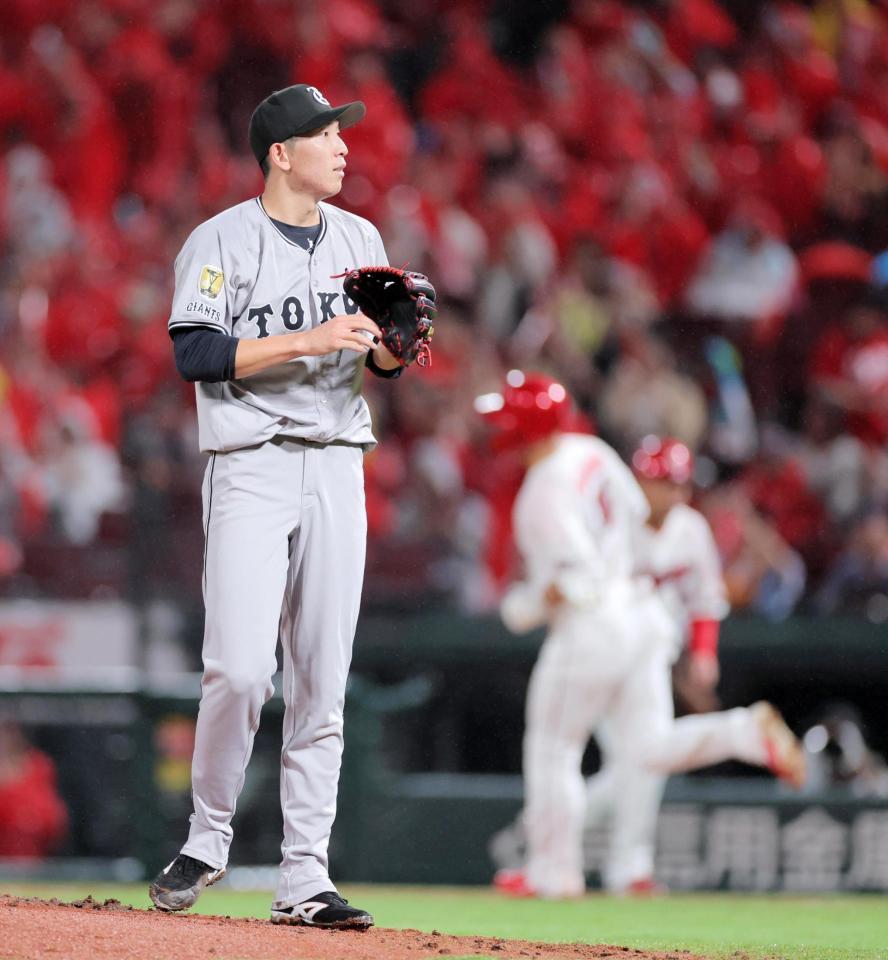 　２回、中村奨（奥）に２ランを許した戸郷