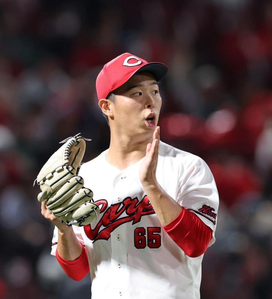 　６回のピンチをしのぎ、グラブをたたく玉村（撮影・市尻達拡）