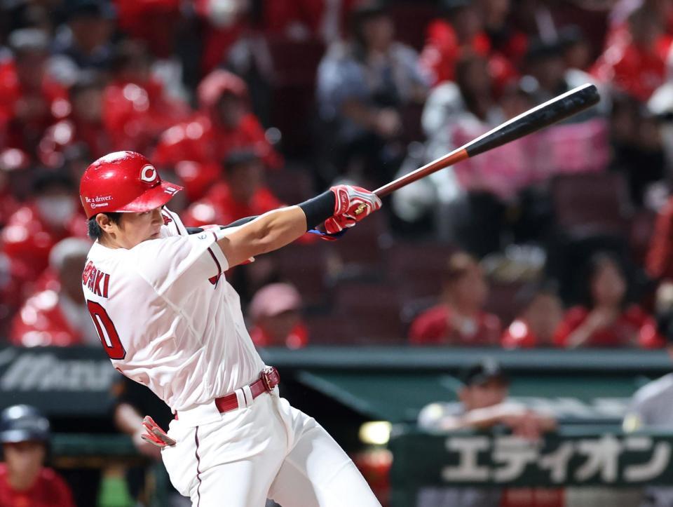 　５回、左前打を放つ佐々木（撮影・市尻達拡）