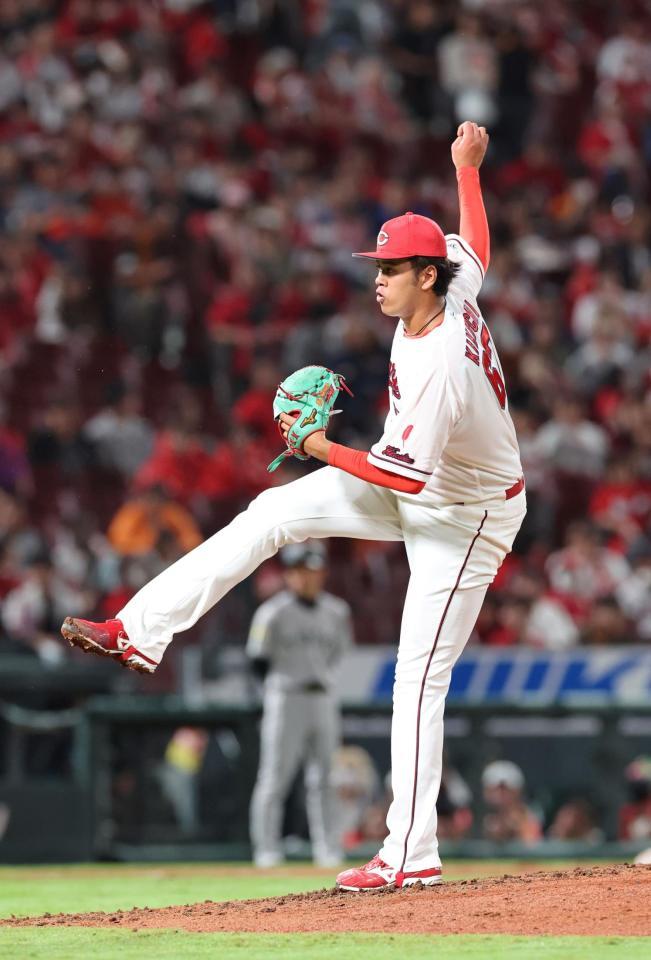 　プロ初登板で、１回無安打無失点と好投する菊地（撮影・市尻達拡）