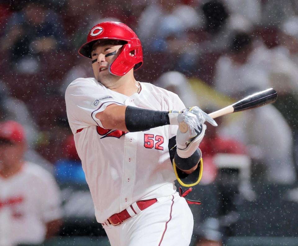 　１回、先制の２点二塁打を放つ末包