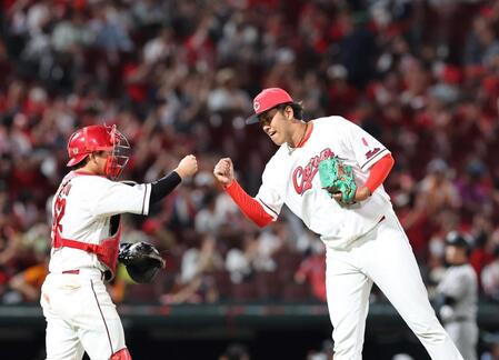 　プロ初登板を１回無安打無失点で終え、清水とグータッチを交わす菊地（撮影・市尻達拡）