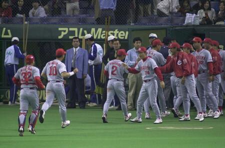　ナインを迎える広島・達川監督＝２０００年４月