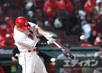 　今季巨人戦６発目の本塁打を放つ中村奨（撮影・市尻達拡）