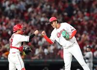 　プロ初登板を１回無安打無失点で終え、清水とグータッチを交わす菊地（撮影・市尻達拡）