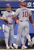 　３０号ソロを放った金本（右）を迎える広島・達川監督＝２０００年１０月