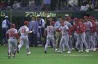 　ナインを迎える広島・達川監督＝２０００年４月