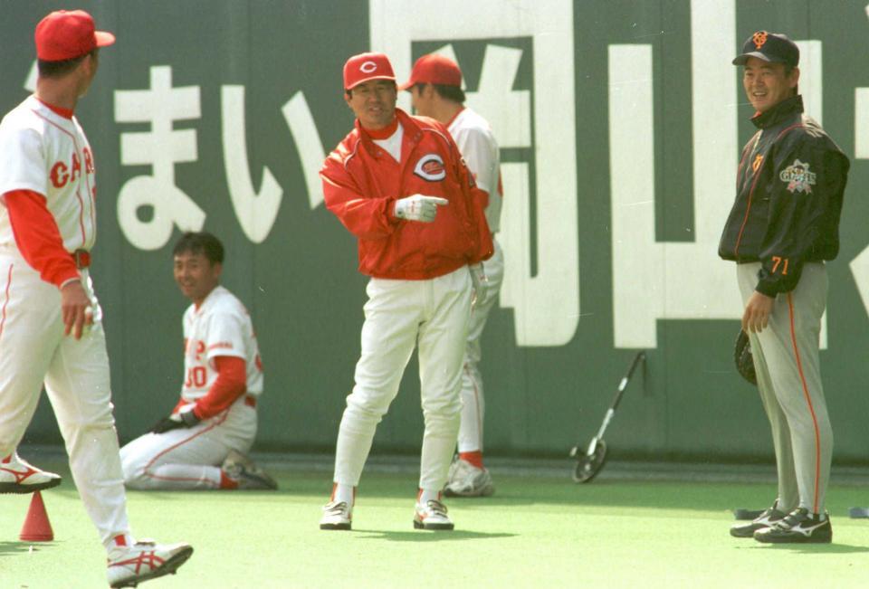 　巨人・水野コーチ（右）と話す広島・達川監督＝２０００年３月