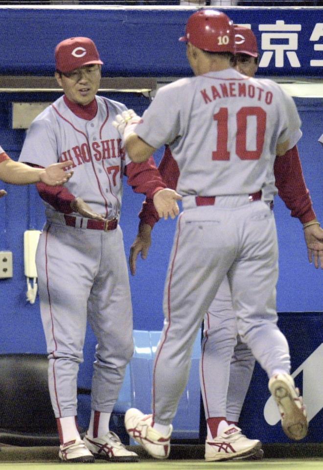 　３０号ソロを放った金本（右）を迎える広島・達川監督＝２０００年１０月